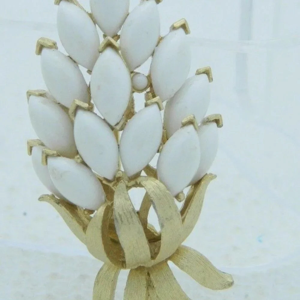 Mid Century CROWN TRIFARI Gold Tone White Lucite - Picture 2 of 5